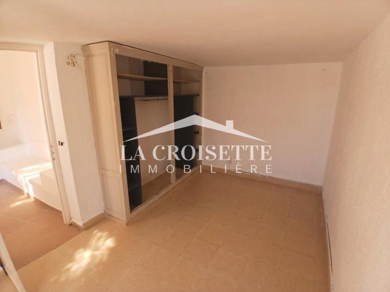 Villa S+2 avec un grand Jardin et une piscine à La Soukra